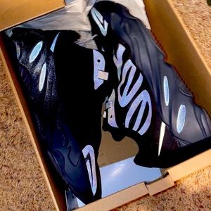 Yeezy 700 8.5-9